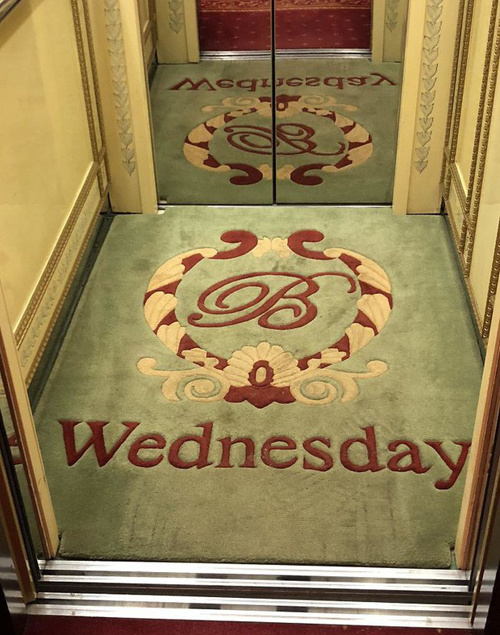 <p> Khách sạn cho biết hôm nay là thứ mấy bằng cách đổi thảm thang máy hàng ngày.</p>