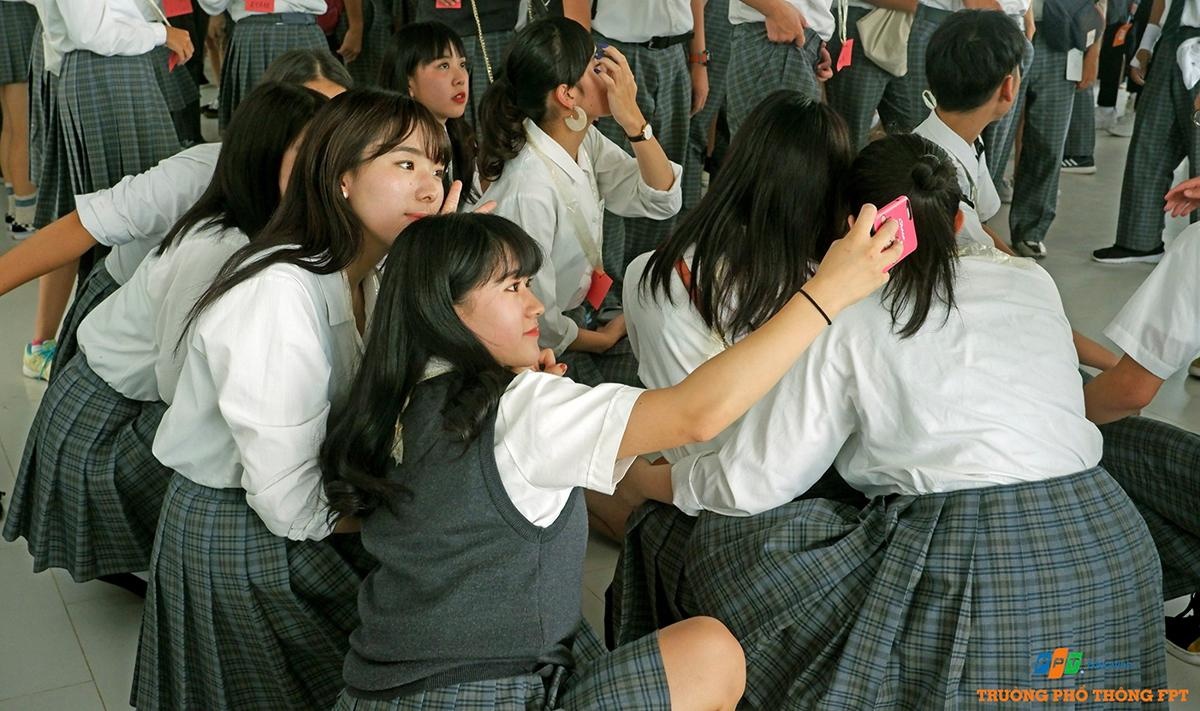 <p style="text-align:justify;"> Lần đầu tiên trải nghiệm tại ngôi trường FPT Đà Nẵng, các học sinh Nhật Bản tranh thủ lưu lại khoảnh khắc bên nhau.</p>