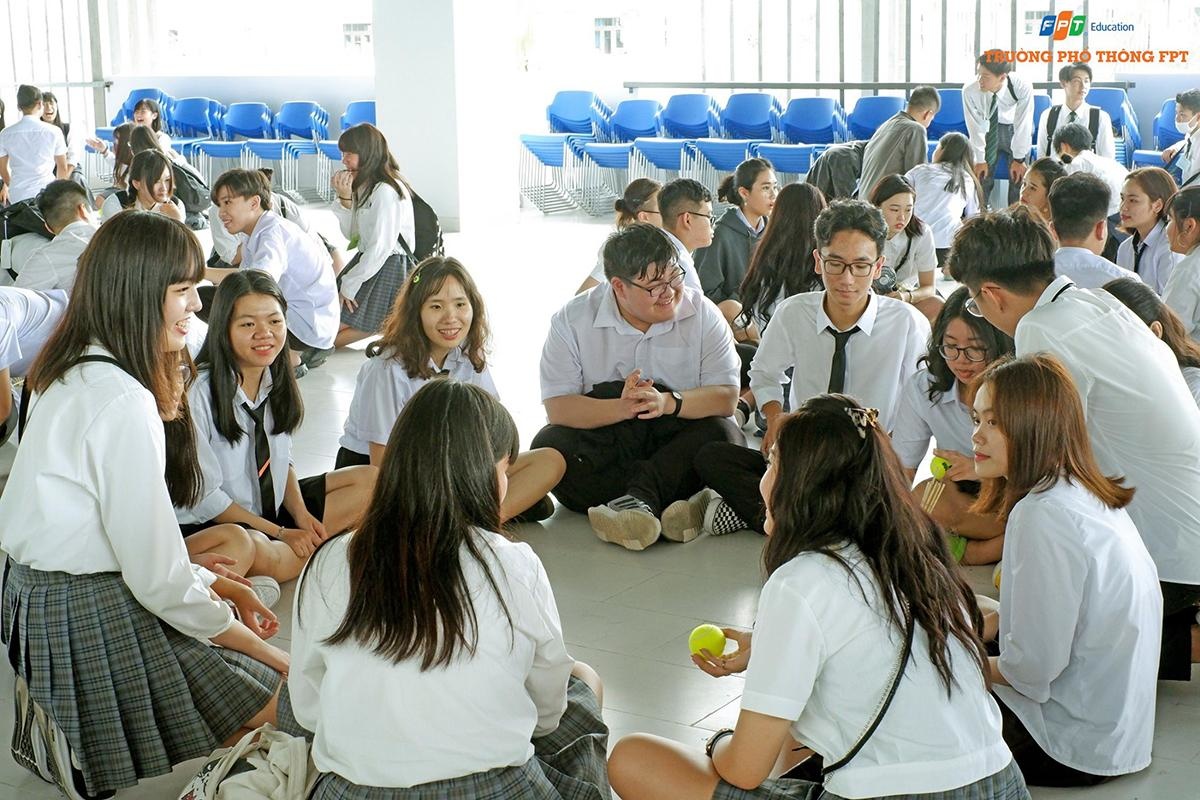 <p class="Normal" style="text-align:justify;"> Học sinh hai trường được chia ra thành nhiều nhóm nhỏ để thuận tiện cho việc làm quen cũng như tham gia trò chơi banh thẻ - trò chơi truyền thống của người Việt Nam. </p>
