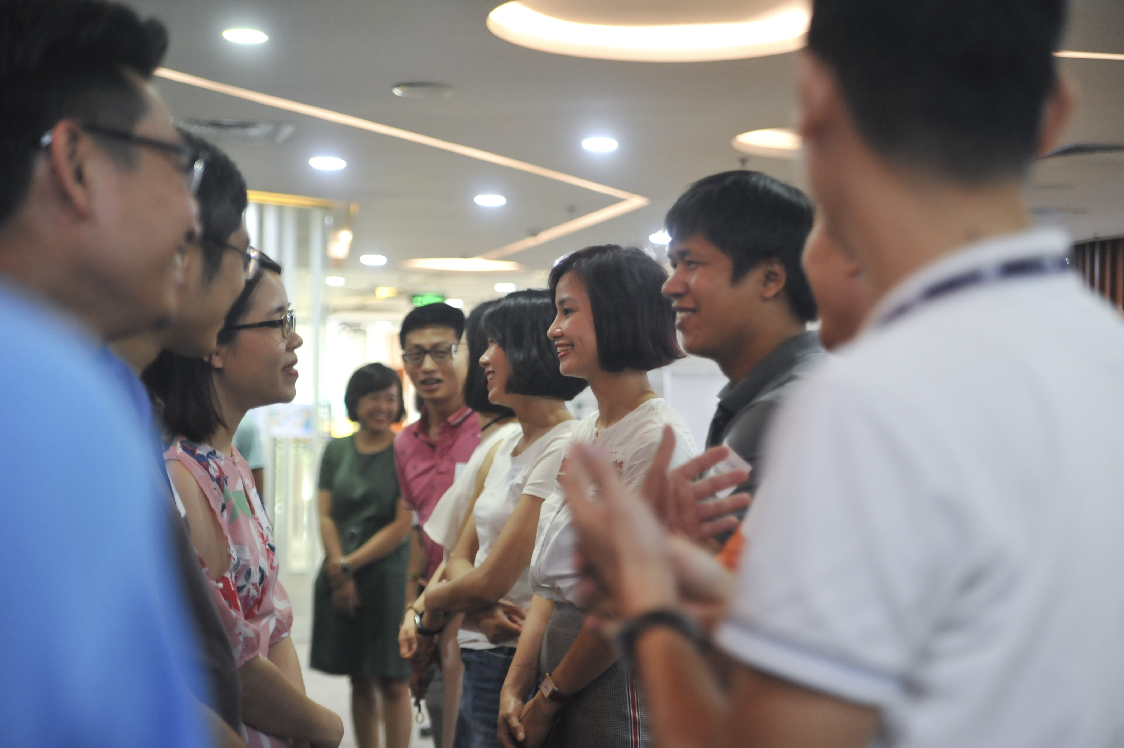 Bằng hình thức 'mặt đối mặt', rất nhiều bài học bổ ích đã được các học viên hào hứng chia sẻ với người đối diện.