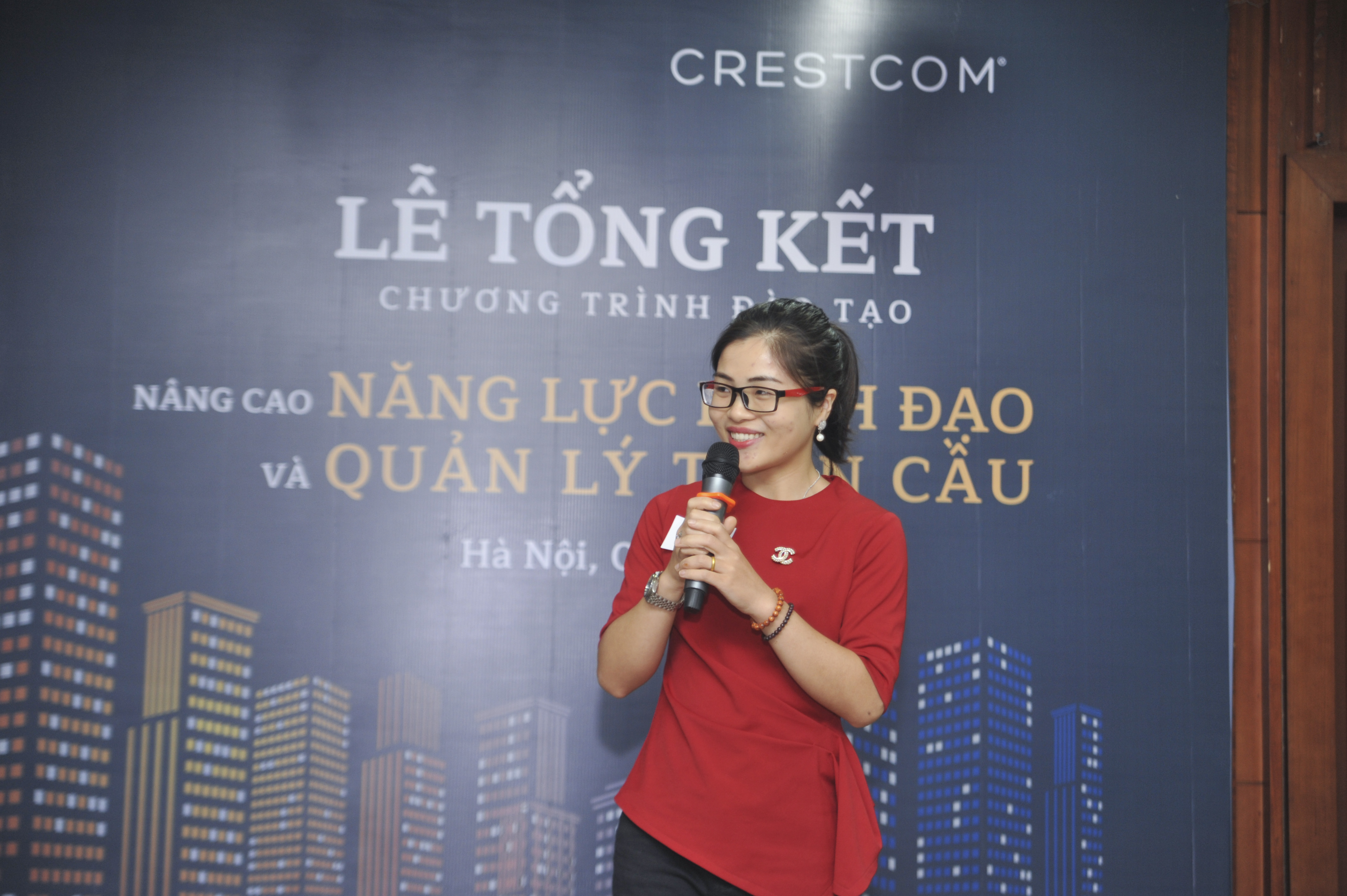  "Đây thực sự là khóa học rất bổ ích. Tôi hy vọng sau khóa học, các anh chị em năm 1 và năm 2 sẽ tiếp tục giao lưu, mở rộng quan hệ với với nhau. Qua đó sẽ gắn kết để chia sẻ những kinh nghiệm trong công việc cũng như câu chuyện cuộc sống", chị Trần Diệu Ly chia sẻ.