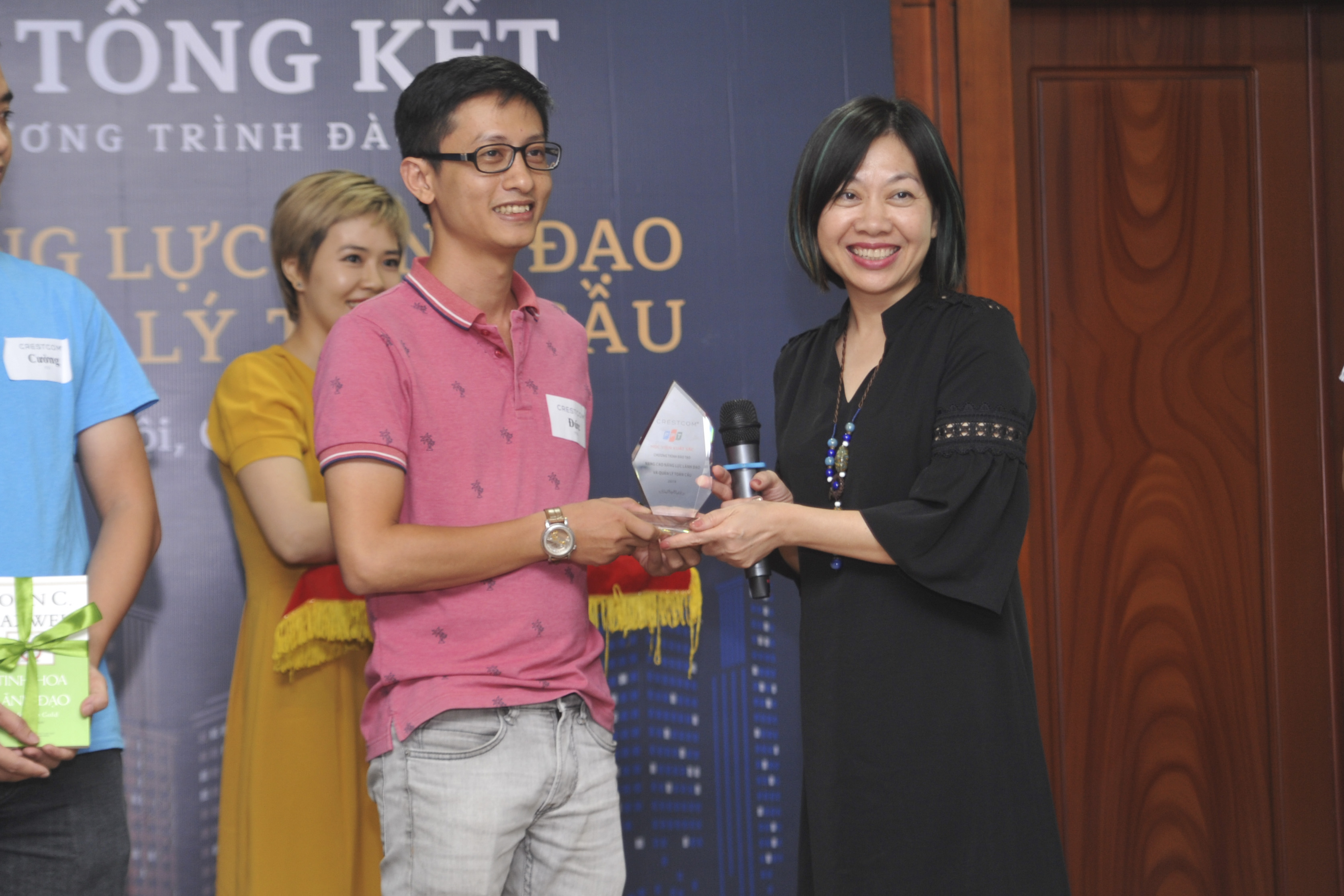  Học viên xuất sắc nhận được kỷ niệm chương của chương trình là anh Đỗ Huy Đức (FPT Telecom) và anh Hoàng Cao Chung (FPT Education).