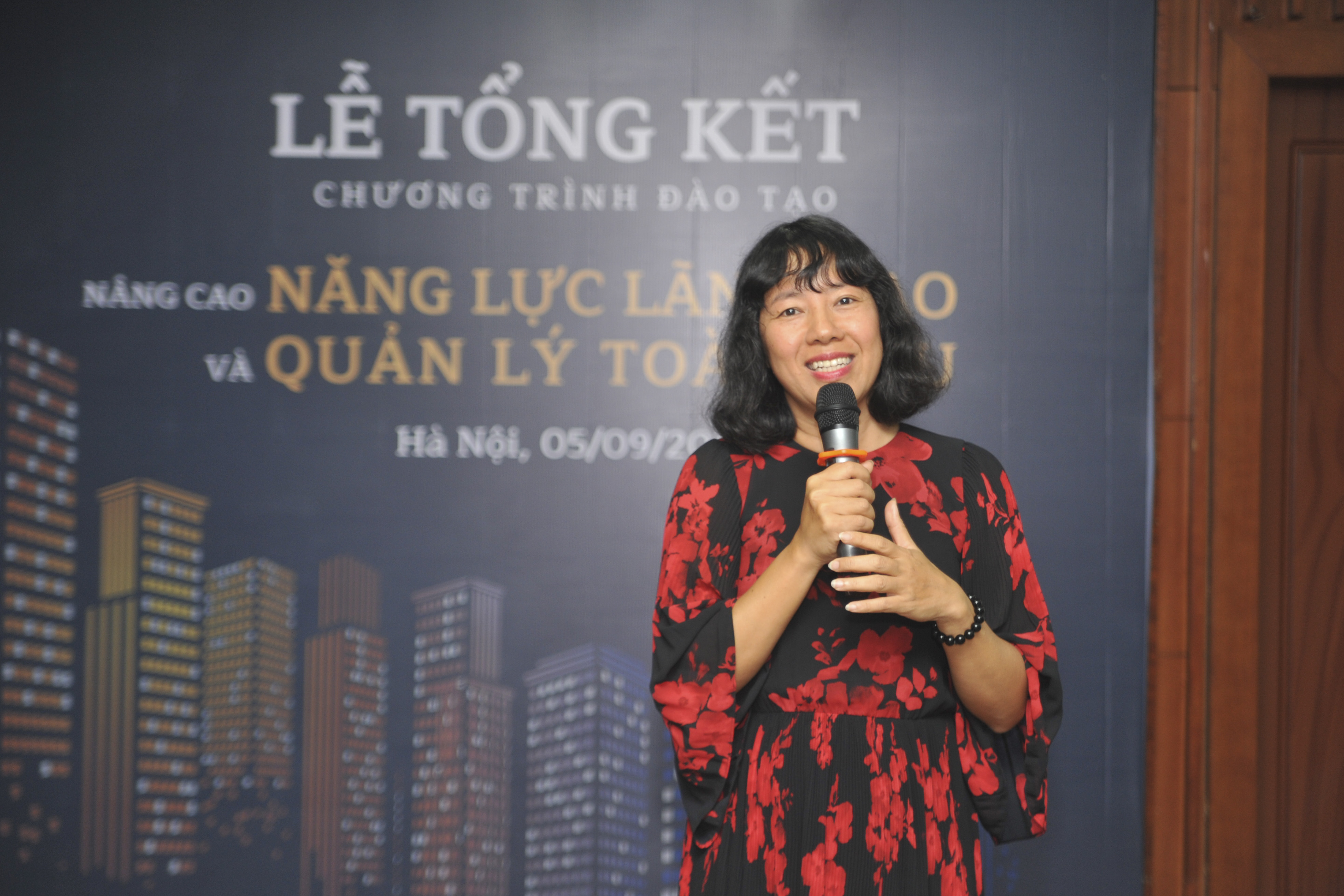  Trưởng ban triển khai trường Đào tạo cán bộ FPT - chị Trịnh Thu Hồng bày tỏ bất ngờ khi các học viên hào hứng trong hành trình tham gia khóa học. Chị Hồng đưa ra lời khuyên các học viên năm 1 và năm 2 có thể tạo một cộng đồng riêng để trao đổi kiến thức, kinh nghiệm với nhau dưới hình thức sư phụ - đệ tử. "Tôi hy vọng các gương mặt ở đây sẽ trở thành những lãnh đạo trong tương lai không xa", chị Hồng động viên.