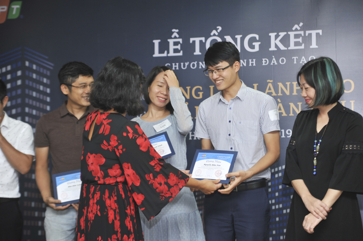 <p> Chị Trịnh Thu Hồng và chị Hoàng Ngọc Bích trao chứng nhận cho các sinh viên </p>