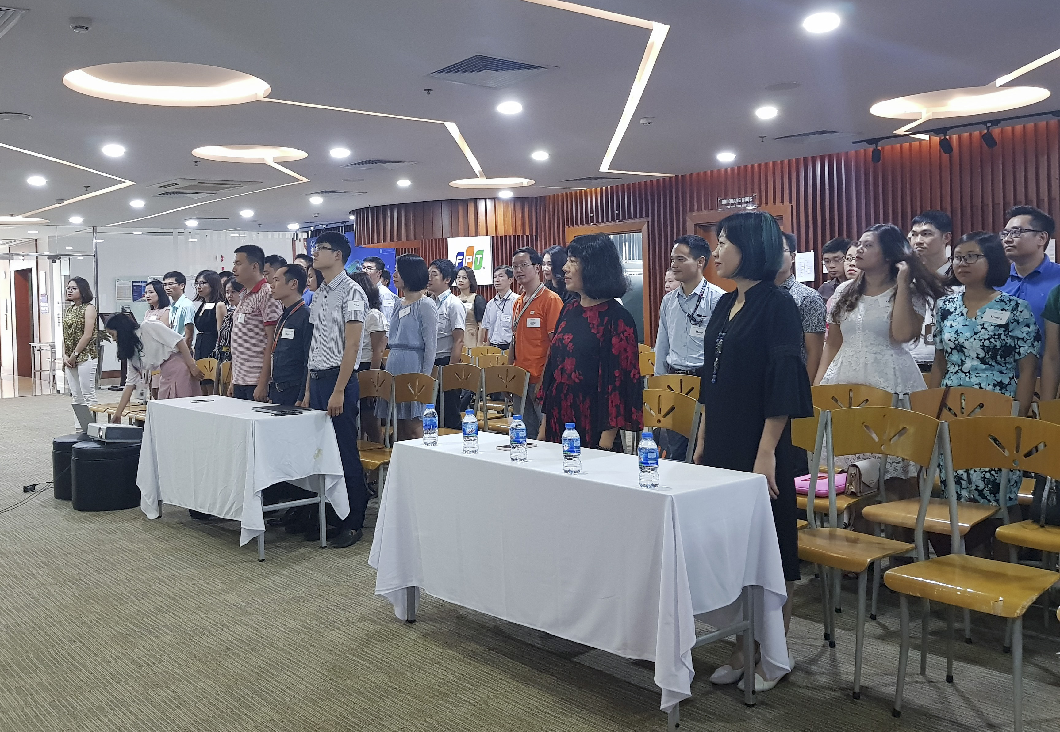  Tham gia lễ tổng kết có chị Trịnh Thu Hồng - Trưởng ban triển khai trường Đào tạo cán bộ FPT và chị Hoàng Ngọc Bích - Chủ tịch Crestcom kiêm giảng viên đào tạo. 