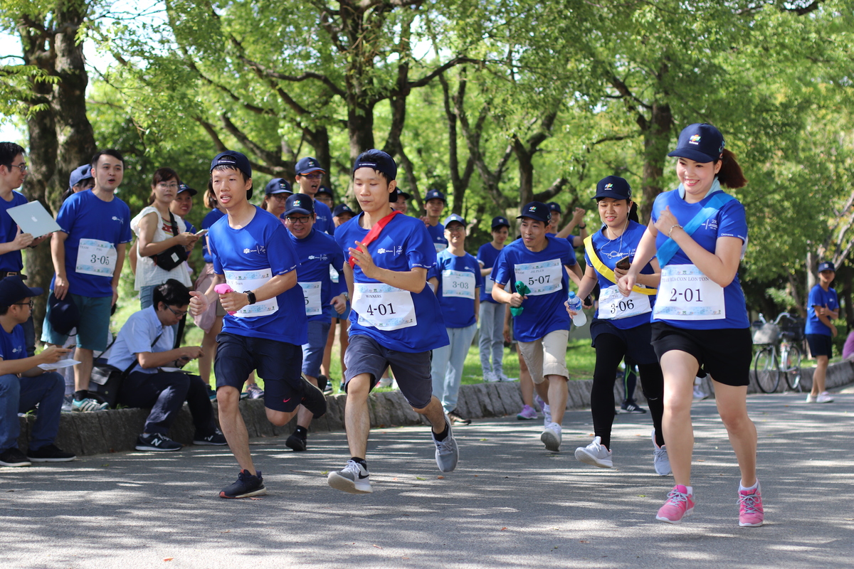 <p style="text-align:justify;"> Tại FPT Osaka, "FJP Family Run" thu hút khoảng 70 người tham dự. Giải được tổ chức dưới hình thức chạy tiếp sức đường dài – Ekiden cự ly Half marathon (21km). Theo đó, mỗi đội (7 người) cùng nhau hoàn thành 21 lượt chạy, mỗi lượt chạy là 1 km/vòng. </p>
