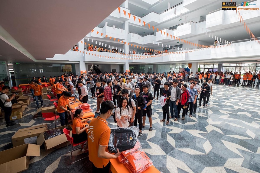 Hang Nghin Sinh Vien đh Fpt đổ Bộ Về Campus đa Nẵng
