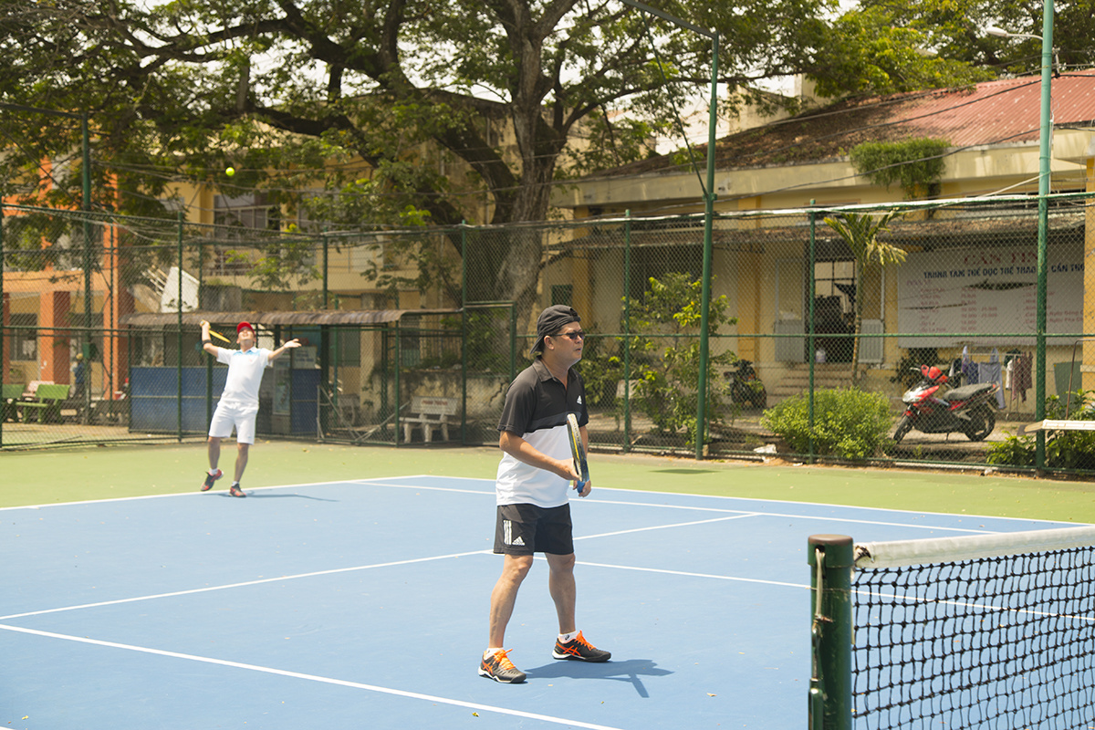 <p> Dù thời tiết nắng nóng, các đôi VĐV vẫn thi đấu đầy quyết tâm tại Trung tâm tennis Bãi Cát (TP Cần Thơ).</p>
