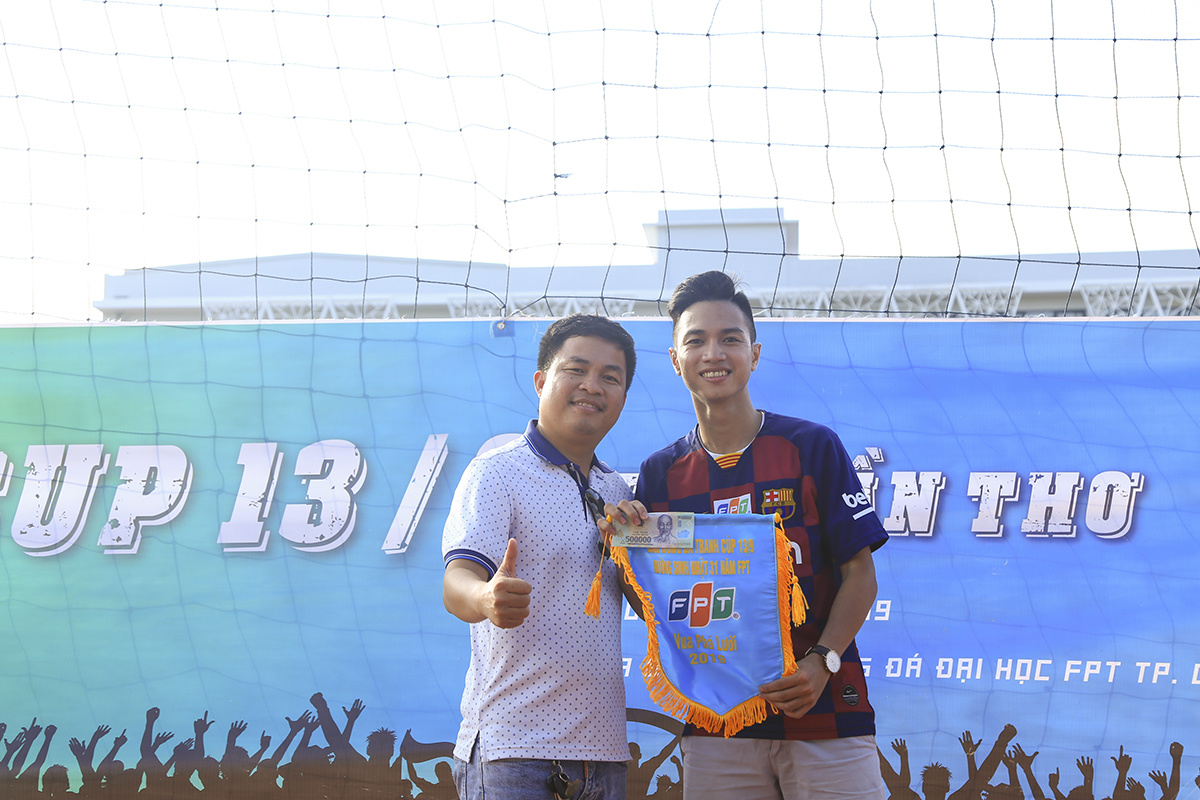 <p> Tuy nhiên với tổng số 9 bàn thắng, chân sút Dương Quốc Cường đã giành giải Vua phá lưới với tiền thưởng 500.000 đồng.</p>
