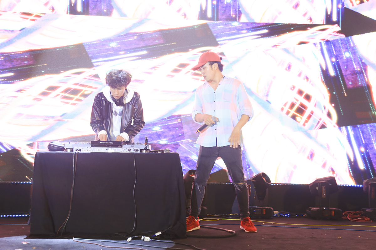 <p style="text-align:justify;"> Beatboxer Trần Thái Sơn lên sân khấu chung tay khuấy động không khí với DJ HòaProX.</p>