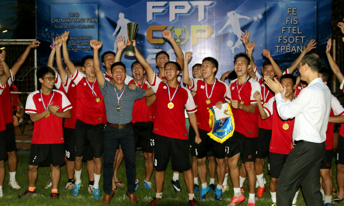 <p> FPT Software đã lần thứ 3 liên tiếp ghi tên mình vào bảng vàng thành tích với ngôi vị cao nhất của giải bóng đá FPT Cup 2019 (phần thưởng gồm huy chương Vàng, cờ lưu niệm, khắc tên lên cúp vô địch và 7 triệu đồng tiền mặt). Từ năm 2016, Giải bóng đá truyền thống sân 11 người cúp 13/9 đổi tiên thành FPT Cup, nhà Phần mềm liên tục "ẵm" chức vô địch. Năm 2018, FPT Software cũng vô địch giải Tứ hùng do giải FPT Cup ngừng lại vì những sự cố liên tiếp trong ngày khai mạc. </p>