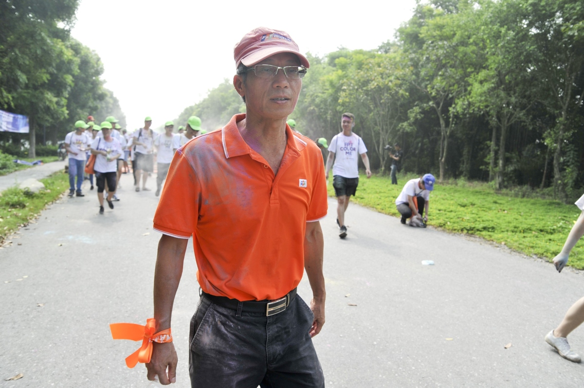 <p> Trong sắc áo cam, Hiệu trưởng Đại học FPT Nguyễn Khắc Thành không khó biến mình thành mục tiêu nổi bật.</p>