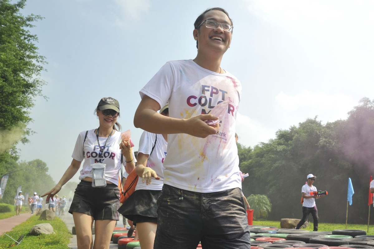 <p> Giám đốc Nhân sự FPT Chu Quang Huy tươi cười vượt thử thách bằng cách né mình sang bên, nơi ngoài tầm với của chướng ngại vật.</p>