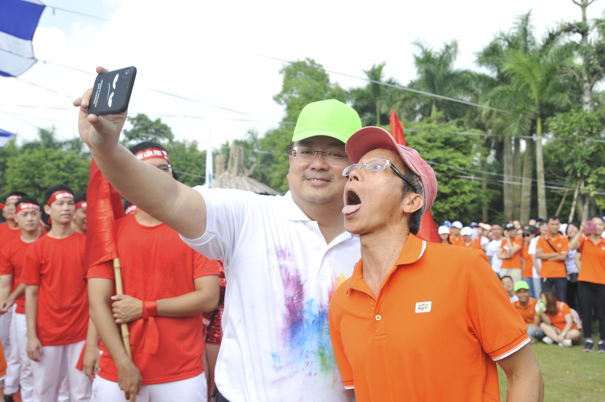 <p class="Normal" style="text-align:justify;"> Chủ tịch FPT Software Hoàng Nam Tiến và Hiệu trưởng ĐH FPT Nguyễn Khắc Thành tranh thủ tạo dáng selfie trước khi bắt đầu chương trình. </p>