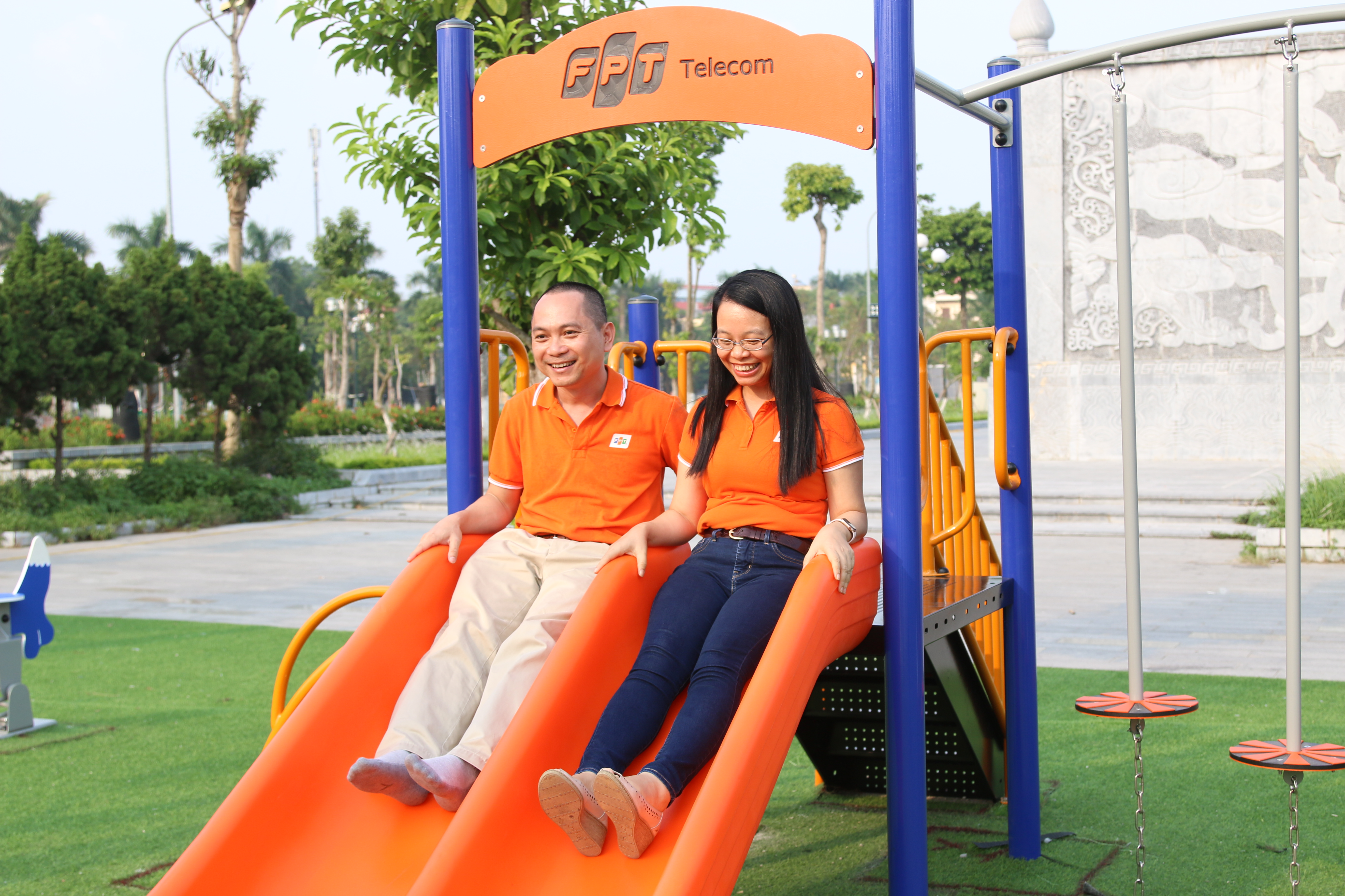  Đến từ sớm, Chủ tịch Chu Thanh Hà và PTGĐ Hoàng Trung Kiên cùng nghiệm thu công viên và các trang thiết bị cho sân chơi trước lễ khánh thành.