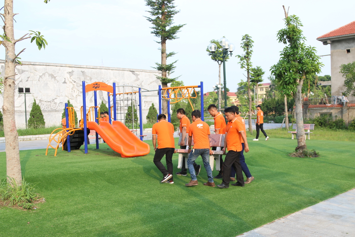 <p> Từ đầu giờ chiều, CBNV FPT Telecom Bắc Ninh cùng kê lại hàng ghế đá xung quanh sân chơi, dọn dẹp lại khu sân chơi ngay ngắn, thẳng đẹp. Theo Ban tổ chức, v<span style="color:rgb(0,0,0);text-align:justify;text-indent:36pt;">iệc xây dựng sân chơi cho trẻ em của chiến dịch FoxStep đã nhận được sự quan tâm và ủng hộ của nhiều địa phương trên khắp các tỉnh thành Việt Nam. </span></p>