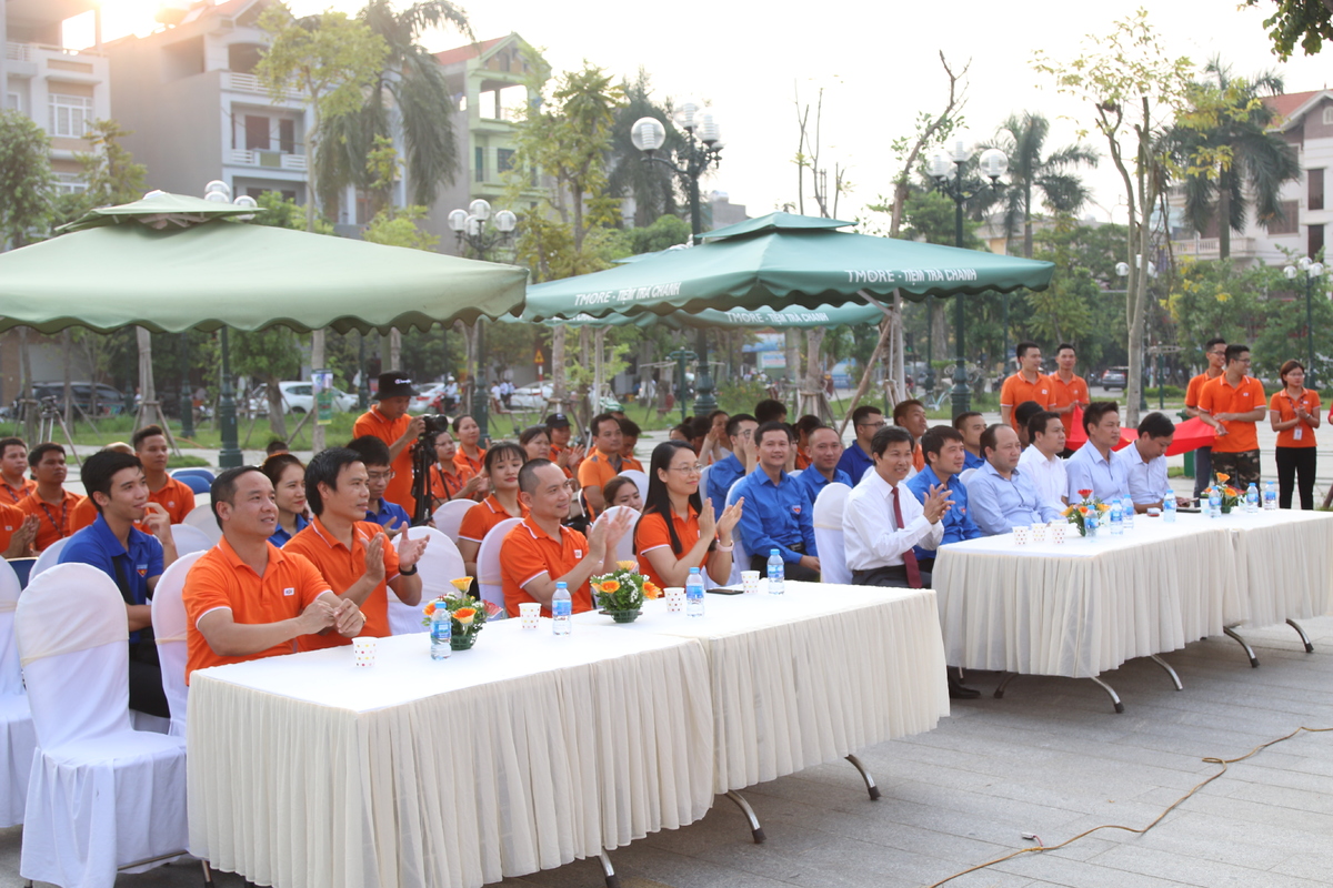 <p style="text-align:justify;"> Đến với buổi lễ khánh thành sân chơi cho trẻ em có các lãnh đạo của tỉnh Bắc Ninh, thị xã Từ Sơn, Tỉnh đoàn và đoàn CBNV FPT Telecom. </p>