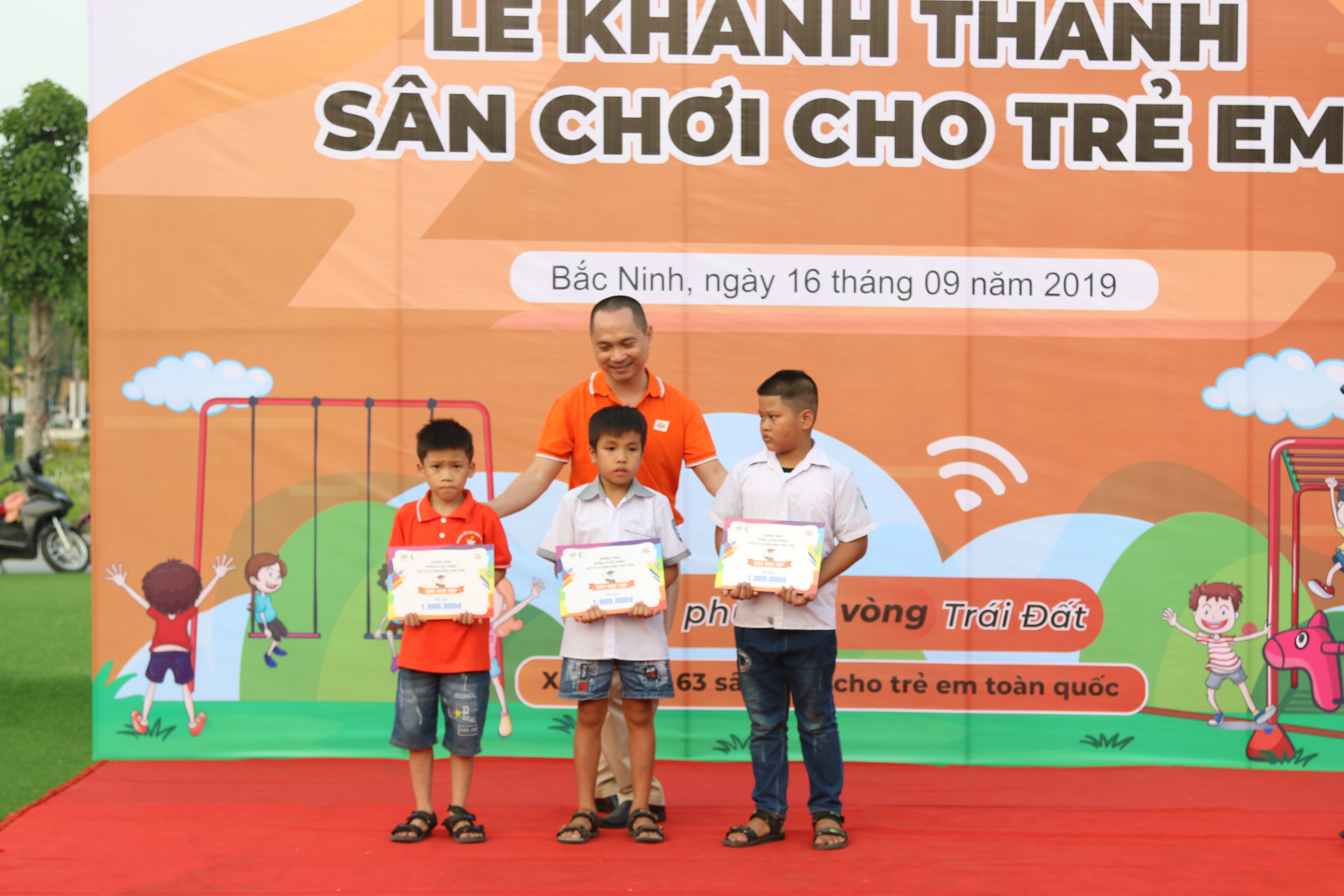  PTGĐ FPT Telecom Hoàng Trung Kiên trao tặng 5 suất quà và góc học tập cho các trẻ em có hoàn cảnh khó khăn. Mỗi phần quà trị giá 1 triệu đồng.