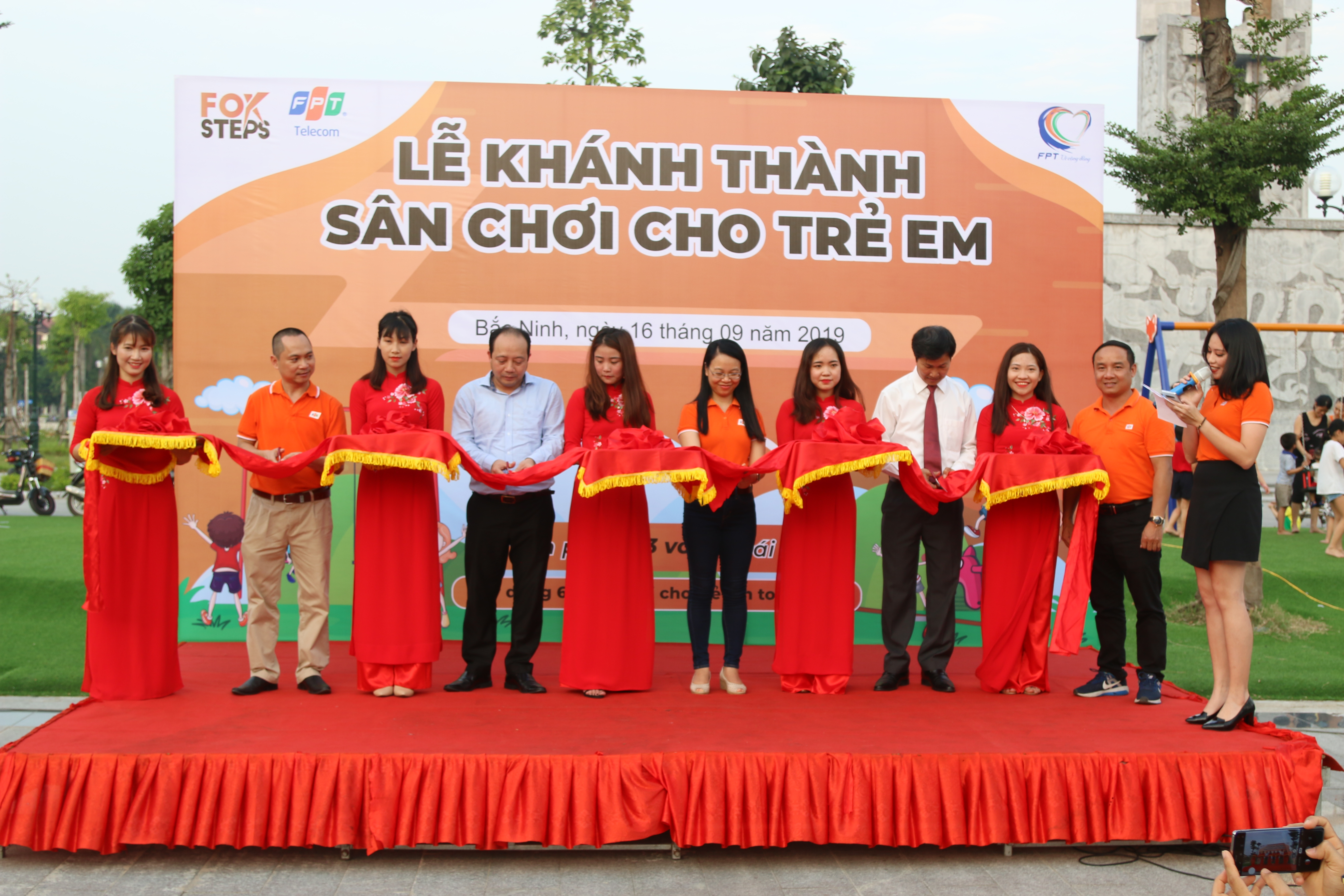  Các lãnh đạo tỉnh Bắc Ninh cùng lãnh đạo nhà Viễn thông cắt băng khánh thành sân chơi cho trẻ em. 