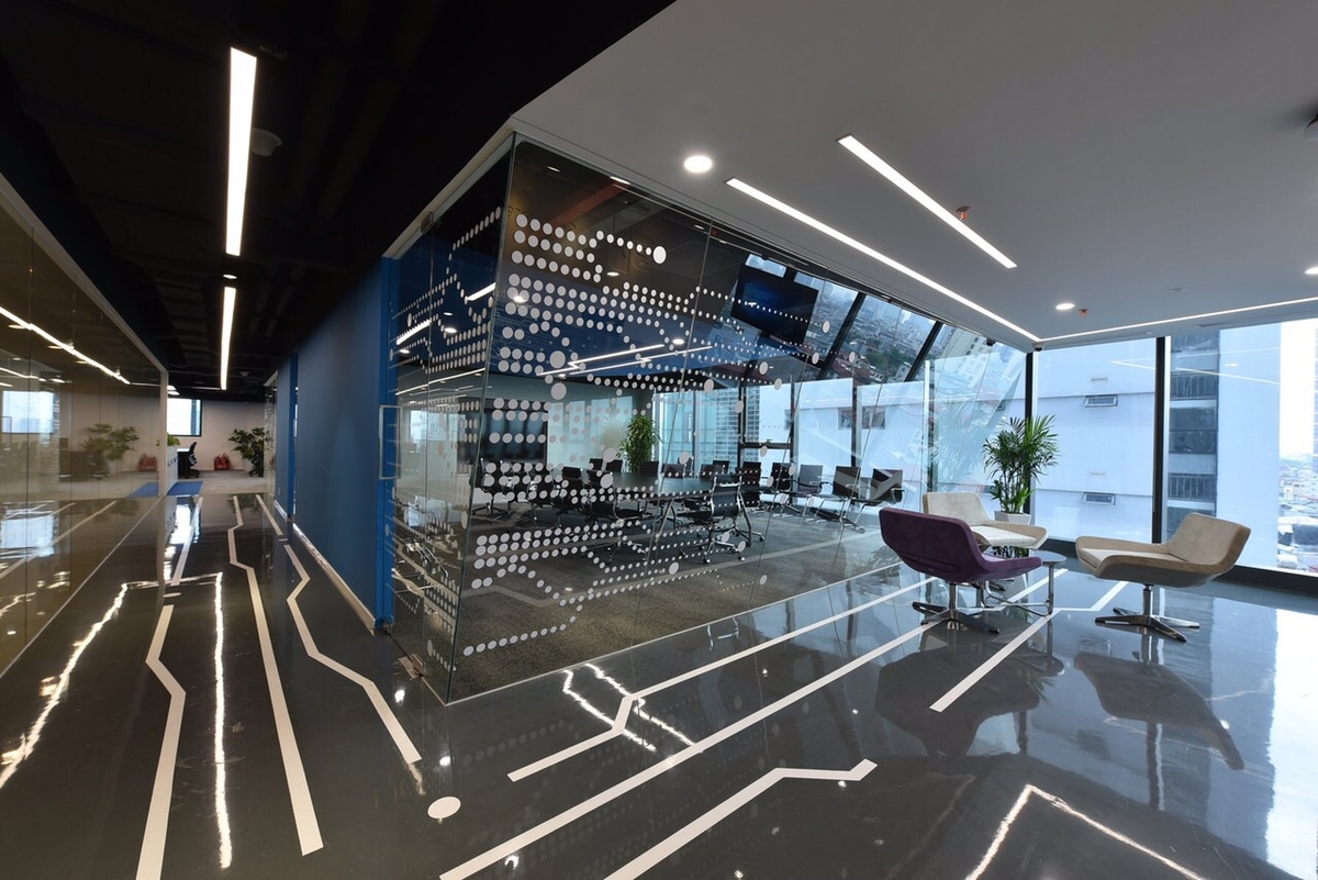 <div style="text-align:justify;"> Văn phòng mới của công ty có diện tích mặt sàn là 1.218 m2, diện tích sử dụng 929 m2. Các tầng được bố trí phòng làm việc, phòng họp, các khoang ODC theo yêu cầu bảo mật của FPT Software.</div>