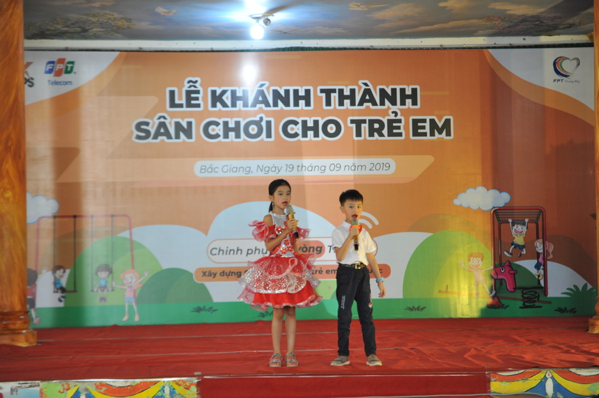 <p class="Normal" style="text-align:justify;"> 8h chương trình bắt đầu với màn văn nghệ của các em học sinh. Những ánh mắt ngây ngô, bỡ ngỡ xen lẫn hào hứng của học sinh khiến đoàn áo cam càng thêm hạnh phúc khi được thực hiện hoạt động ý nghĩa.</p>