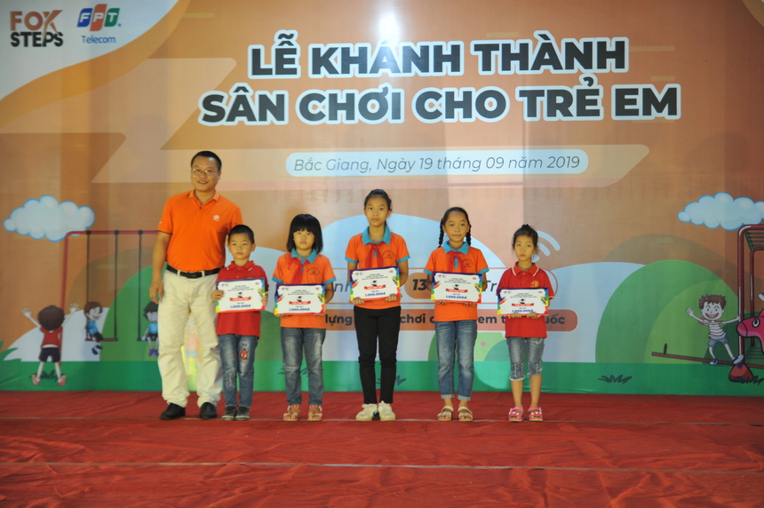 <p class="Normal" style="text-align:justify;"> Trong khuôn khổ chương trình, đơn vị cũng trao tặng 5 góc học tập tới các em học sinh có hoàn cảnh khó khăn trên địa bàn. Phần thưởng được trích từ quỹ "Hướng về quê hương" của Tập đoàn FPT nhằm chung tay giúp đỡ trẻ em nghèo trên toàn quốc.</p>