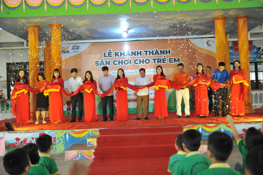 <p class="Normal" style="text-align:justify;"> Lễ khánh thành diễn ra trong tiếng vỗ tay giòn giã của hơn 600 hoc sinh và giáo viên trong trường. Hồ hởi, vui tươi là những từ khoá để diễn tả cho không khí của lễ cắt băng khánh thành.</p>
