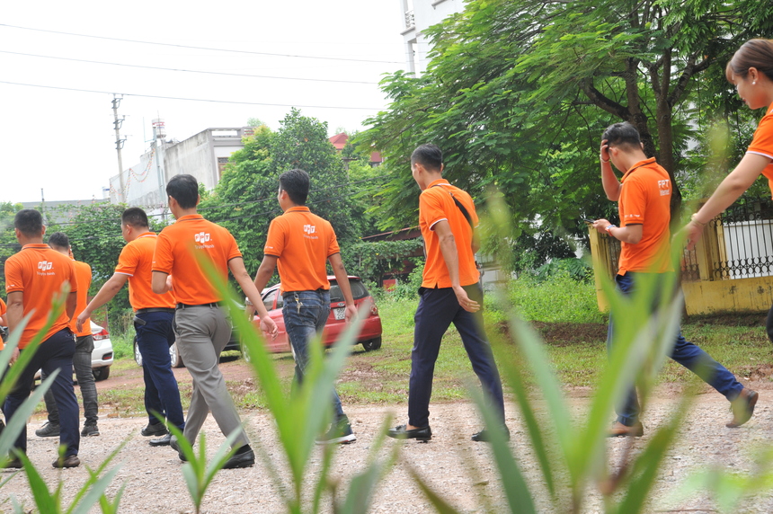 <p class="Normal" style="text-align:justify;"> Hiện tại, FPT Telecom đã tiến hành trao và khánh thành 6 sân chơi cho trẻ em trên toàn quốc. Dự kiến trong tuần tới, đơn vị sẽ đi đến các địa điểm ở Điện Biên, Lào Cai... những địa điểm các xa trung tâm để các em nhỏ nhanh chóng tiếp cận được vơi khu vui chơi. Dự án khu vui chơi được xuất phát từ chương trình FoxSteps - chinh phục 13 vòng trái đất của FPT Telecom.<br /> FoxSteps là chiến dịch của FPT Telecom từ ngày 5/8 - 28/8, nhằm mục đích lan toả những cảm hứng sống tích cực tới từng cán bộ, nhân viên đồng thời đồng hành cùng cộng đồng chung tay vì tuổi thơ trọn vẹn của trẻ em Việt Nam. Theo đó, 10.000 người thuộc công ty sẽ đi bộ liên tục trong vòng 31 ngày, nhằm chinh phục 13 vòng trái đất - tức 520.000 km. Mục tiêu của chiến dịch FoxSteps là xây dựng sân chơi hoàn toàn miễn phí cho trẻ em trên các tỉnh thành cả nước với đầy đủ các trang thiết bị vui chơi tiện nghi. Mỗi kilomet người FPT Telecom đi được sẽ được đóng góp vào quỹ xây dựng sân chơi.</p>