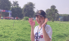 Thiếu nữ Viễn thông sở hữu nụ cười răng khểnh duyên dáng