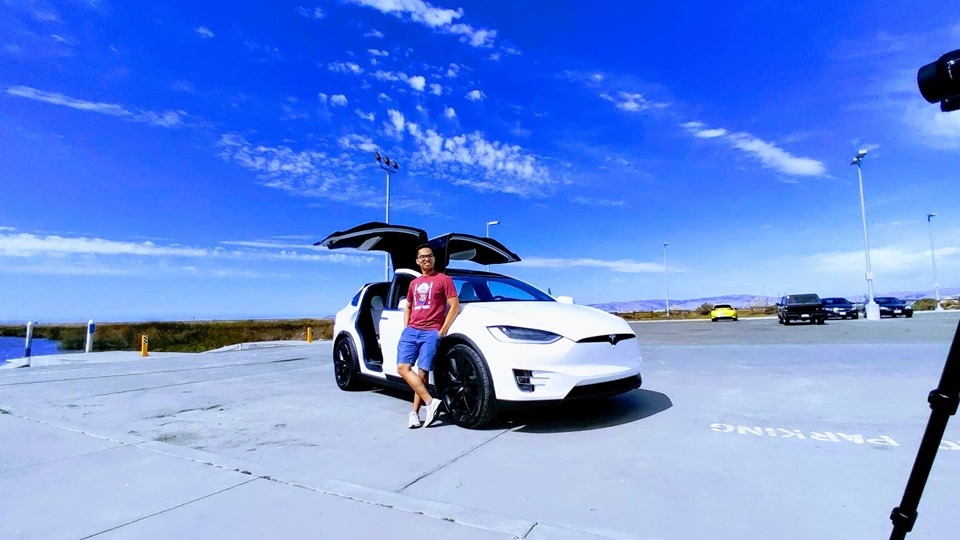 <p class="Normal" style="text-align:justify;"> Nguyễn Hoàng Long, nhà vô địch SMAC Challenge 2014 hiện làm việc và sinh sống tại FPT USA (Mỹ) đã cùng các thành viên của đội trải nghiệm chiếc Tesla Model X 2018 trị giá gần 100.000 USD. Chiếc xe được điều khiển hoàn toàn tự động bằng hệ thống phần mềm “xịn” nhất thế giới.</p>