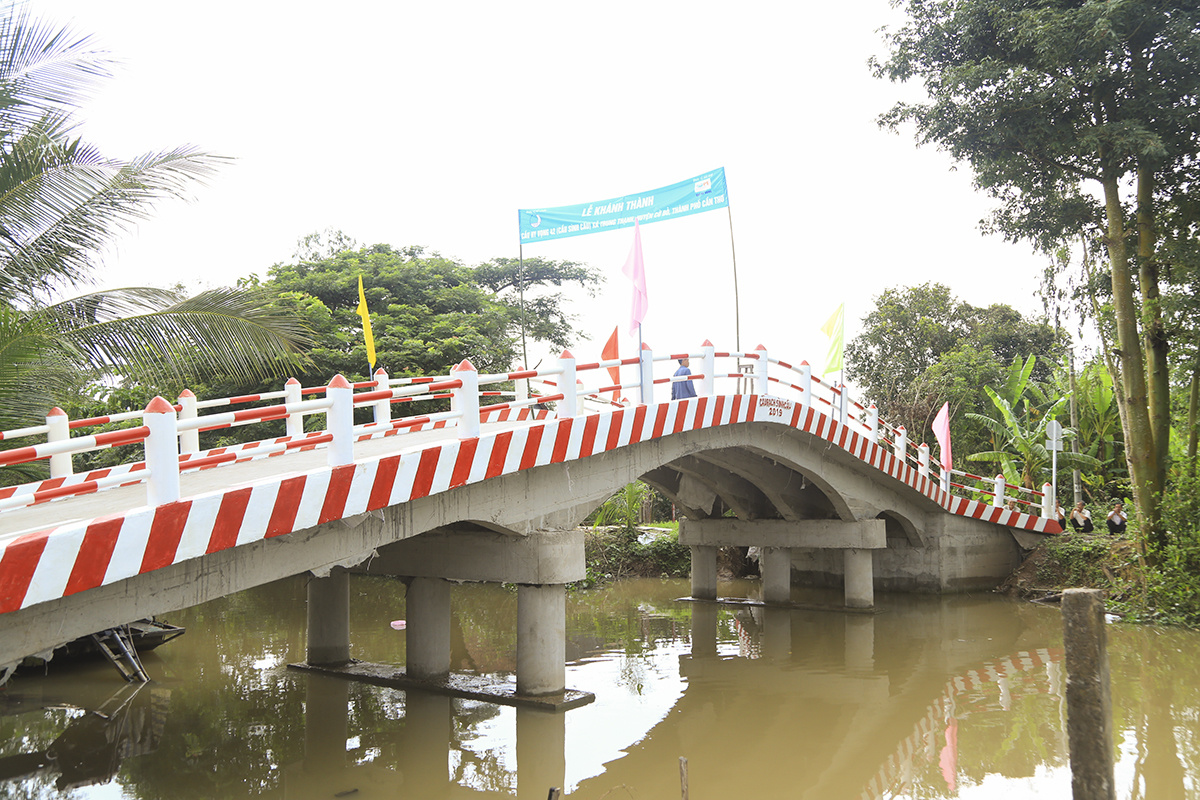 <p> Cũng trong ngày 26/9, trên địa bàn xã Trung Thạnh (huyện Cờ Đỏ), Quỹ Hy vọng đã khánh thành hai cây cầu Sình Cầu và Xẻo Dứa sau.</p>