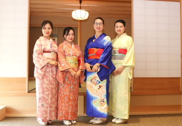 <p class="Normal"> Buổi tổng kết khoá học cũng là cơ hội để những người đẹp nhà F khoe dáng trong trang phục truyền thống của đất nước mặt trời mọc. Các cô gái FPT hoá tiểu thư Nhật Bản dịu dàng trong bộ kimono nền nã.</p>