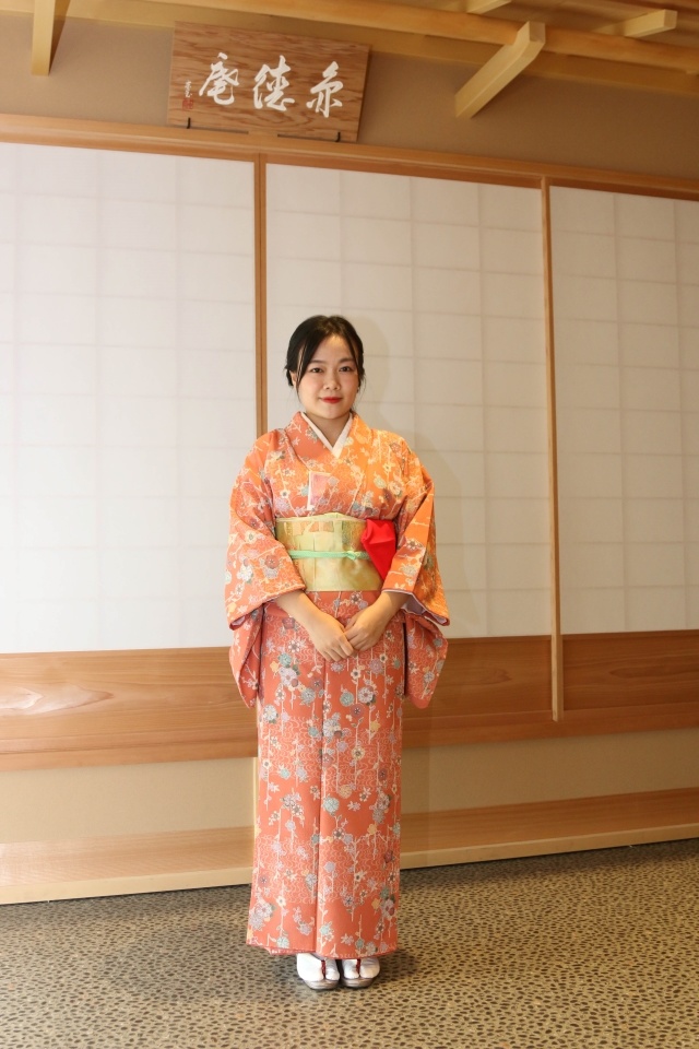 <p class="Normal"> Trang phục kimono do chính các trà nhân thuộc CLB Trà đạo Urasenke chuẩn bị và giúp nữ CBNV FPT mặc. Các bộ kimono với màu sắc pastel, trơn hoặc có hoạ tiết nhi xinh xắn tôn lên vẻ dịu dàng, thuỳ mị của các nữ học viên FPT.</p>