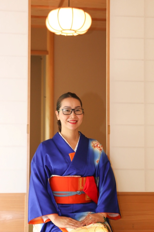 <p class="Normal"> Chị Đinh Thị Thanh Mai, Ban Đối ngoại FPT, như một tiểu thư đài các trong bộ kimono màu xanh dương nền nã.</p>