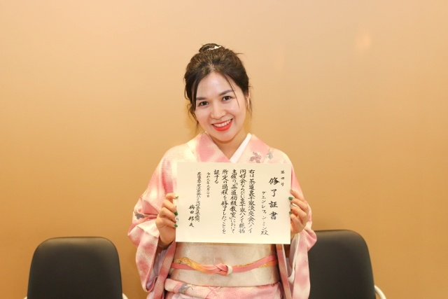 <p class="Normal"> Chiều 30/9, lớp Trà​ đạo đầu tiên của nhà F kết thúc sau 6 tháng. Các nữ học viên khoác lên mình bộ kimono, thực hiện các thao tác pha trà được học. Nữ CBNV FPT duyên dáng nhận giấy chứng nhận tốt nghiệp khóa học trà đạo cấp cơ bản.</p>