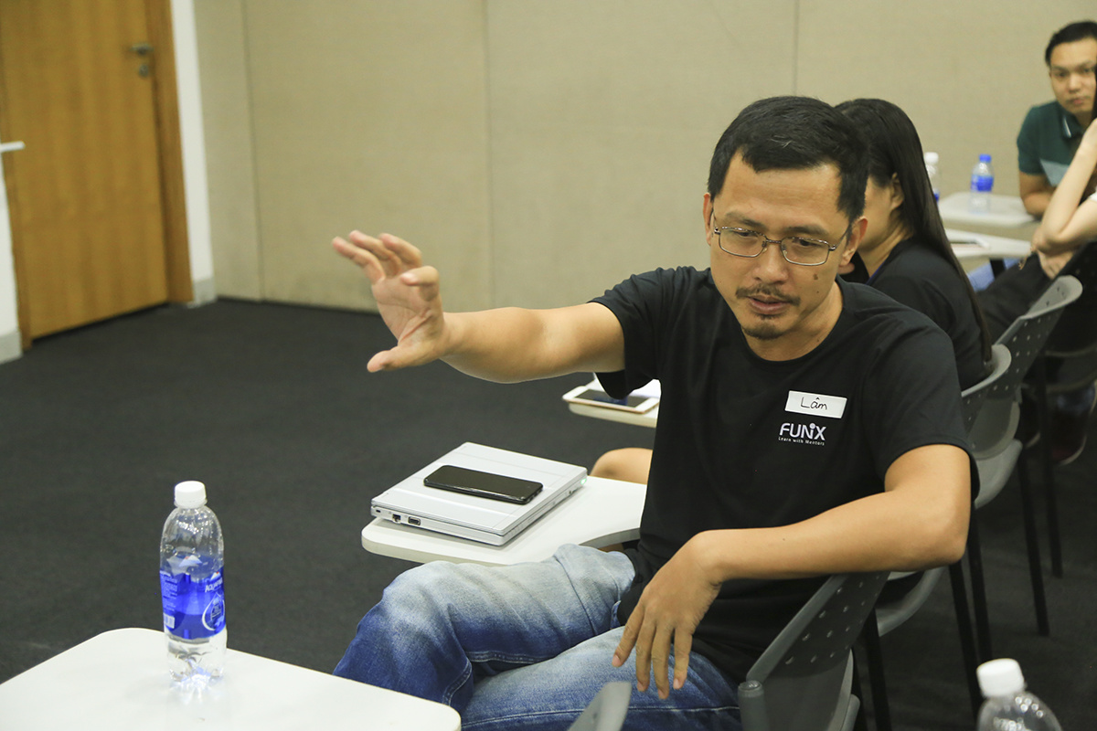 <p style="text-align:justify;"> Anh Nguyễn Thành Lâm cùng các khách mời giải đáp thắc mắc của người tham dự về cách đăng ký học FUNiX, sự khác biệt khi học tập trình tại đại học chính quy và môi trường online của FUNiX.</p>