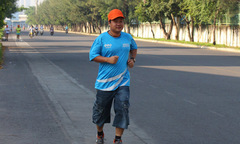 'Thánh đi bộ' FPT chinh phục Half Marathon bằng 'đường vòng'