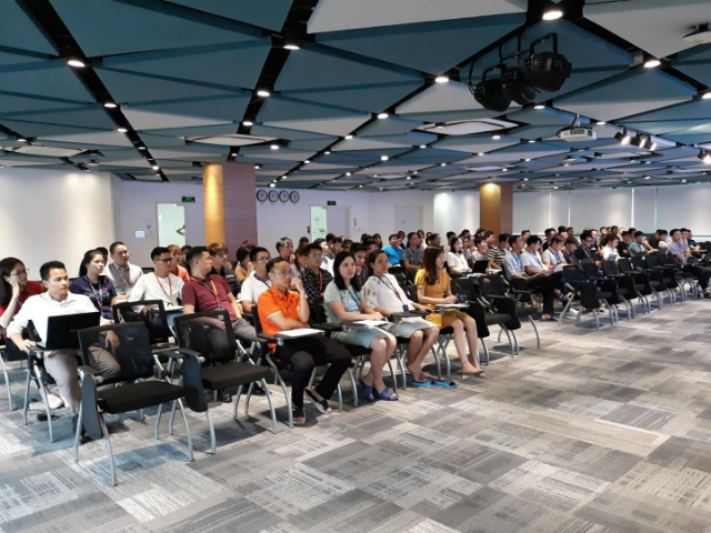 Tại Hà Nội, SKU workshop số 3 diễn ra ở phòng Anh Sáu, F-Ville 2, Hòa Lạc với sự tham giua của gần 100 người Phần mềm.