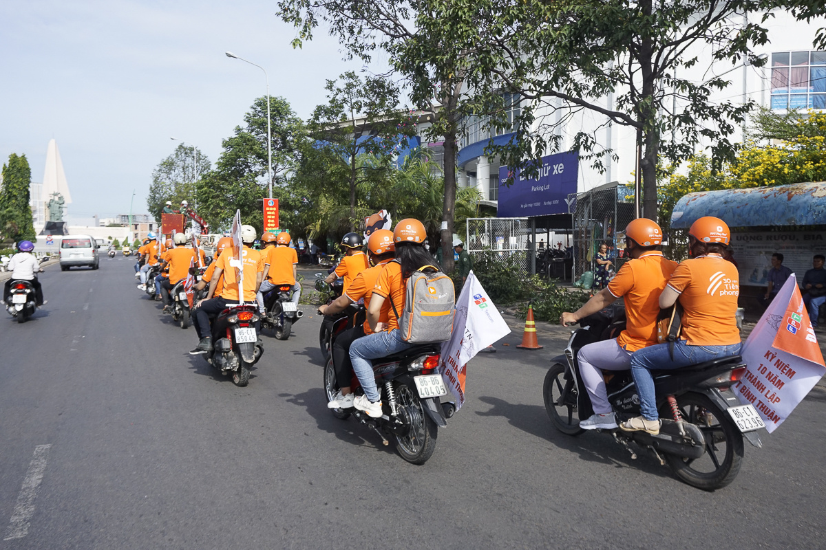 <p class="Normal"> Từ ngày 14-16/10, nhân viên kinh doanh FPT Telecom Bình Thuận tập trung tiến hành roadshow - quảng bá sản phẩm ở ngoài đường phố vào buổi sáng trên toàn bộ cung đường quan trọng của thành phố Phan Thiết. </p>