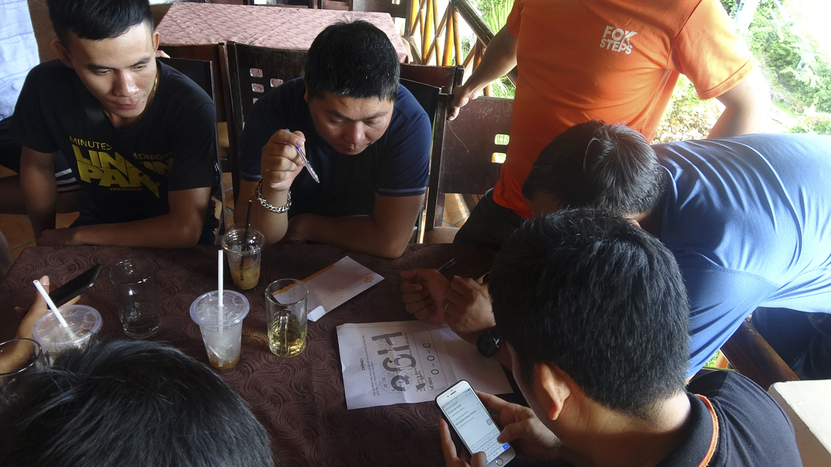 <p class="Normal"> Sáng nay (18/10), chương trình "36h hành trình" - Tổng kết chương trình đào tạo "Nâng tầm trưởng phòng kinh doanh 2019" FPT Telecom phía Nam và Opennet (FPT Telecom Campuchia) tiếp tục diễn ra tại Khu du lịch Bửu Long, tỉnh Đồng Nai với phần teambuilding - giải mật thư và thực hiện thử thách. Sau bữa sáng, các đội nhận mật thư để đến với địa điểm đầu tiên.</p>