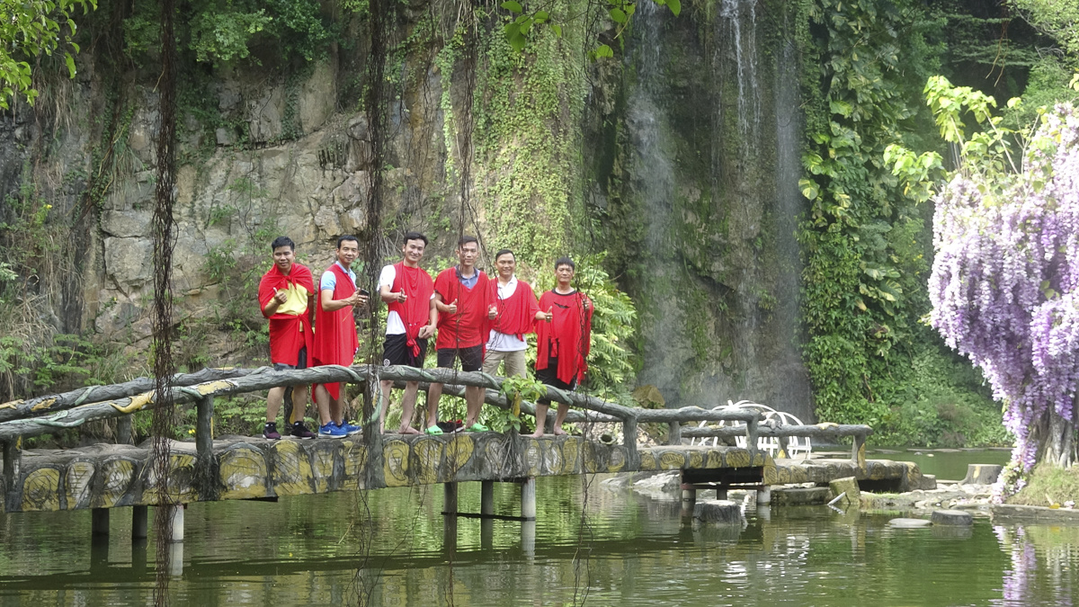 <p> Đội đỏ tạo dáng giữa phong cảnh hữu tình của khu du lịch Bửu Long - Đồng Nai.</p>