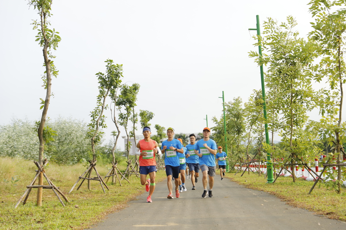 <p class="Normal"> Với thông điệp chạy vì một Hà Nội trong lành, người FPT cùng cộng đồng CNTT Hà Nội đã cùng giao lưu với nhau, chia sẻ với nhau kinh nghiệm chạy với những chân chạy “đáng gờm” nổi tiếng nhà F. Bên cạnh đó, giải Marathon được tổ chức tại F-Ville Hòa Lạc, nơi được mệnh danh là “thung lũng xanh” giưa lòng Hà Nội, các runner còn được ngắm nhìn cung đường đẹp và xanh mát nhất F-Ville.</p>