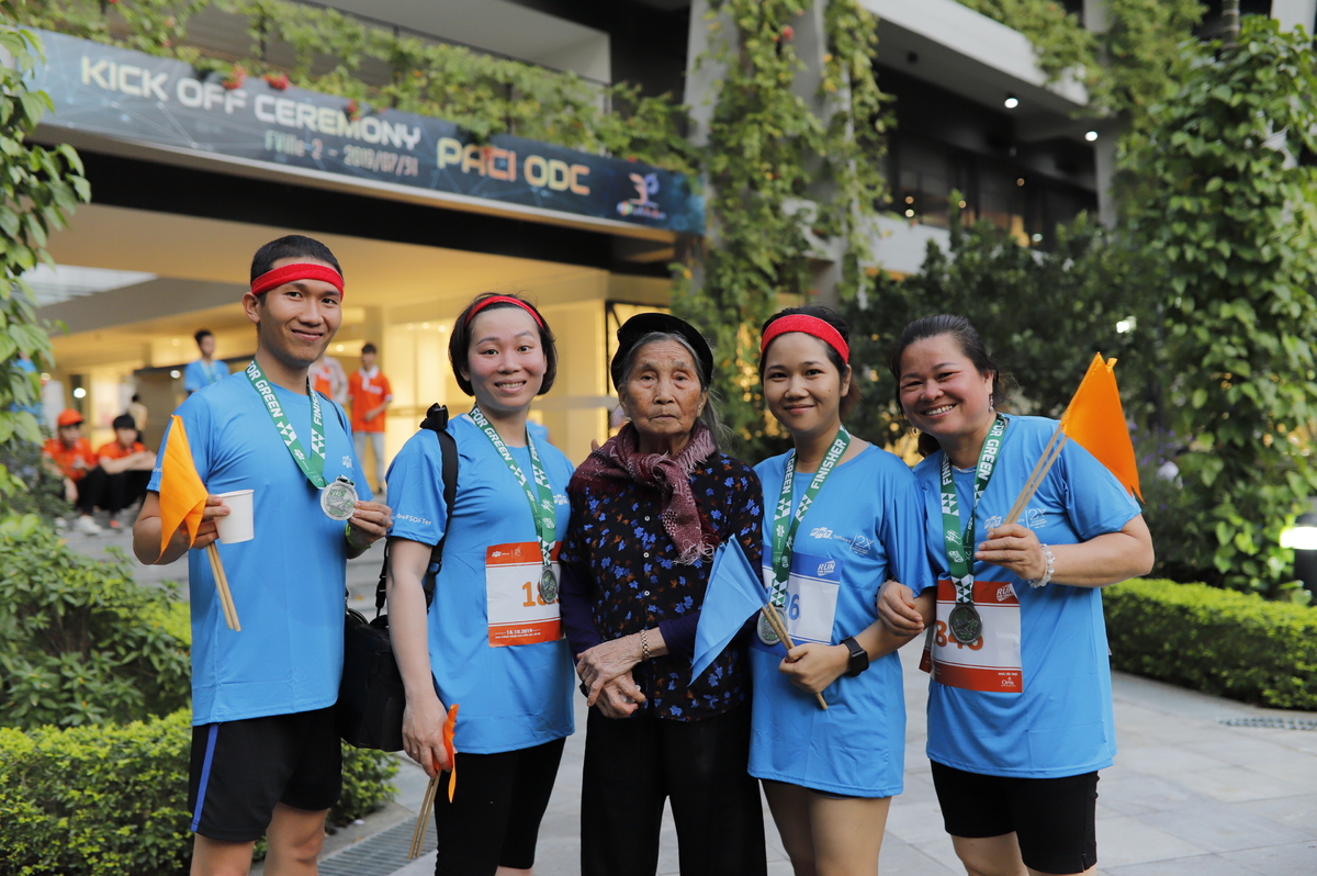 <p> Đại gia đình 3 thế hệ tham gia giải Marathon Run For Green của FPT Software.</p>