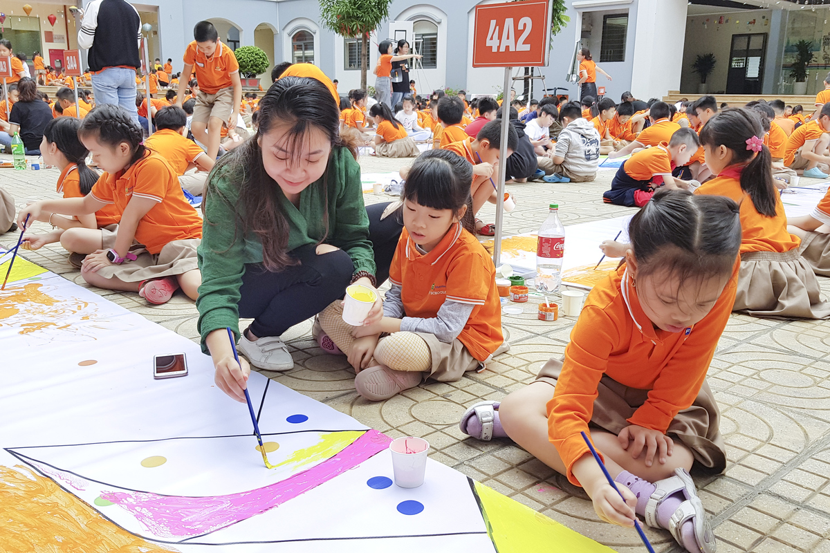 <p class="Normal" style="text-align:justify;"> Chị Nguyễn Thu Hà - nhân viên hành chính FPT Schools cũng tham gia cùng các em để tạo nên bức tranh siêu to khổng lồ.</p>