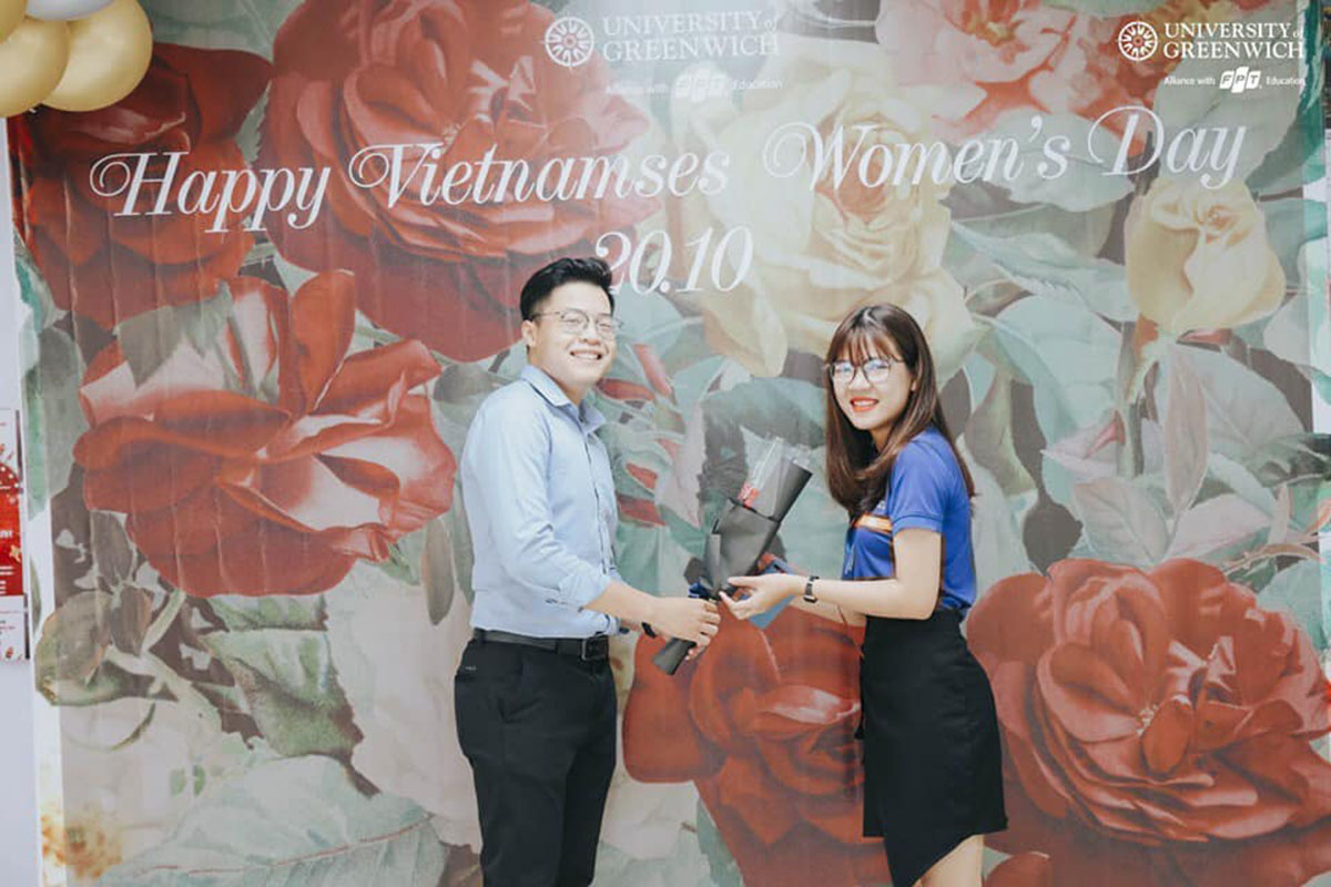 <p style="text-align:justify;"> ĐH Greenwich (Việt Nam) tại Đà Nẵng cũng rộn ràng với chương trình Happy Vietnamses Women's Day. Những lời chúc yêu thương và bông hoa tươi thắm cũng được gửi tặng đến các nữ đồng nghiệp. </p>