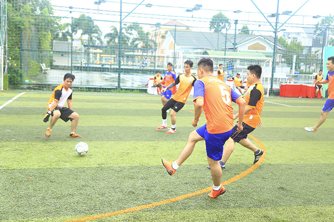 <div style="text-align:justify;"> Đồng Tháp, Cà Mau, Vĩnh Long, Kiên Giang là những đội bóng đi tiếp vào vòng bán kết.</div>