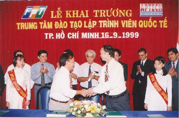 <p class="Normal" style="text-align:justify;"> Ngày 16/9/1999 tại TP HCM và 17/9/1999 tại Hà Nội, hai trung tâm chính thức khai trương và khai giảng khóa học đầu tiên.</p>