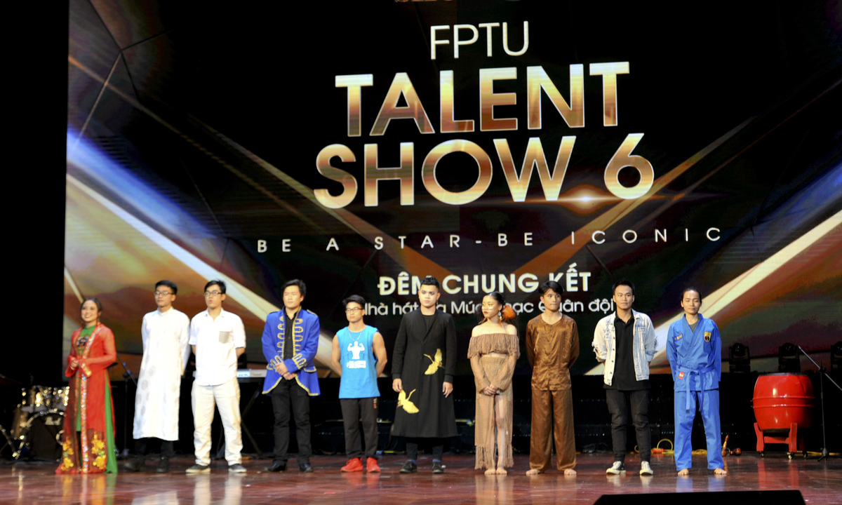 <p class="Normal" style="text-align:justify;"> Ngày 2/11, đêm chung kết cuộc thi FPTU Talent Show 6 (FTS6) đã diễn ra tại nhà hát Quân đội, Hà Nội với sự góp mặt của 10 nhóm thí sinh đến từ các đơn vị thuộc Tổ chức Giáo dục FPT như ĐH FPT, FPT Polytechnic... Ba vị giám khảo khách mời ngồi ghế nóng FTS6 là diễn viên Lan Phương, nghệ sĩ Hà Lê, vũ công Đức Việt.</p>