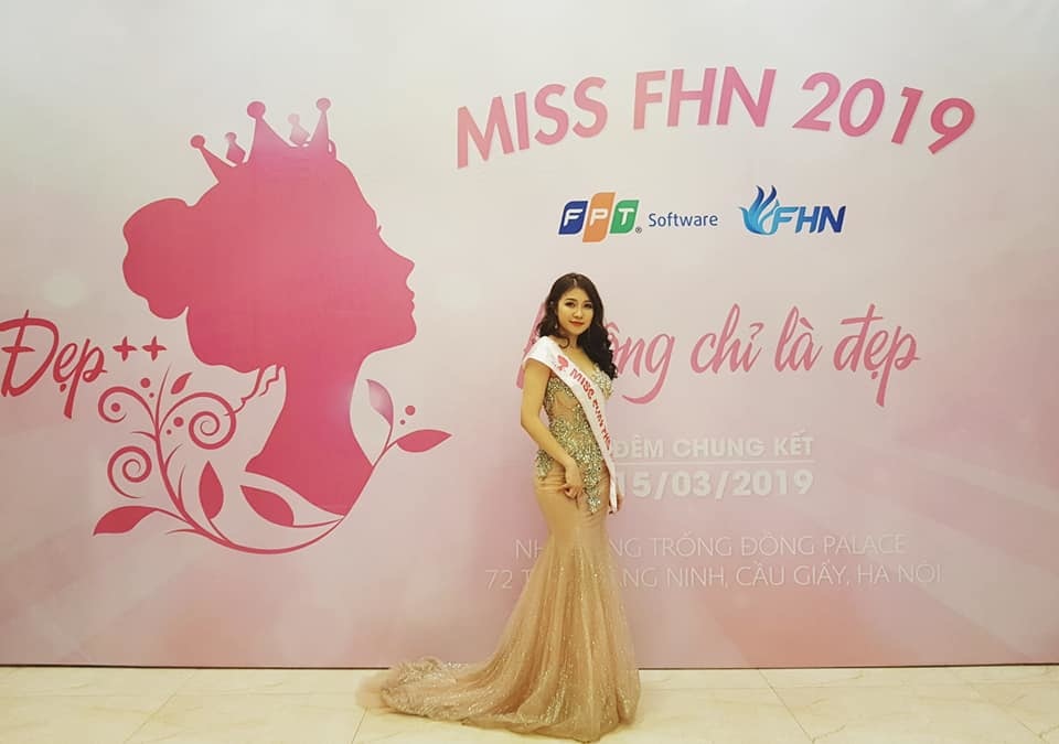 <p> Người đẹp từng dự thi Miss FHN 2019, cuộc thi sắc đẹp do đơn vị Phần mềm chiến lược Hà Nội tổ chức và cô đoạt giải Á hậu 1.</p>