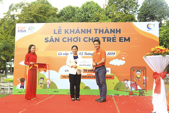 <p> Sân chơi được trao tặng cho địa phương có tổng giá trị 100 triệu đồng. Ngoài ra, chi nhánh Sài Gòn 13 còn trao tặng 10 chiếc ghế đá và trang bị wifi miễn phí cho khu vực sân chơi công viên Làng Hoa.</p>